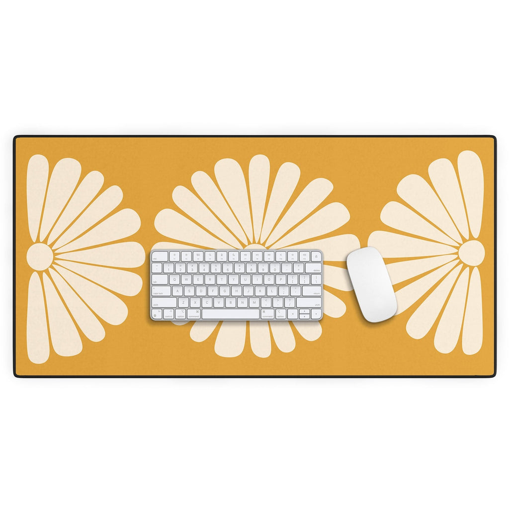 Colour Poems Retro Daisy XIX Desk Mat