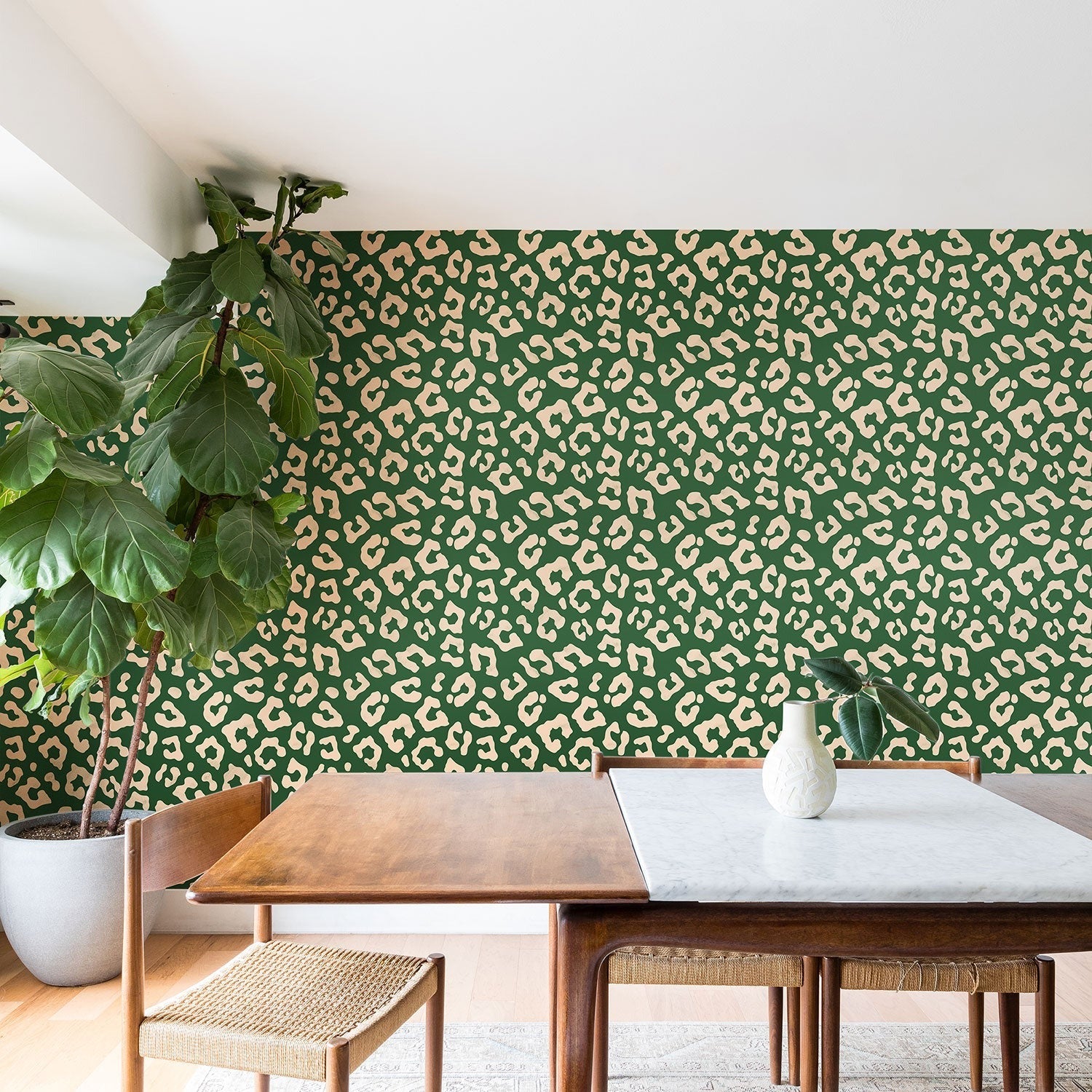 Avenie BR Cheetah Print In Green Wallpaper