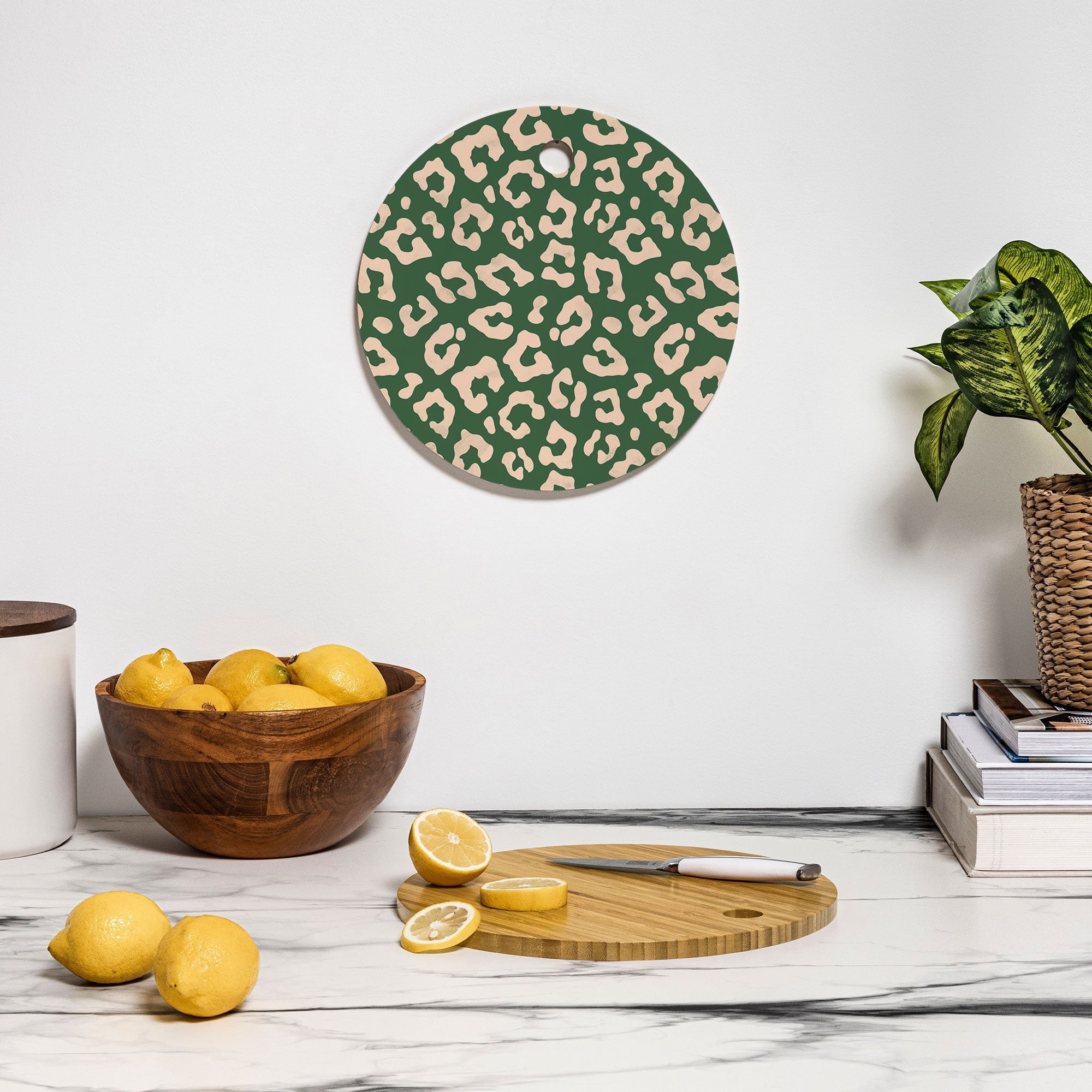 Avenie BR Cheetah Print In Green Cutting Board Round