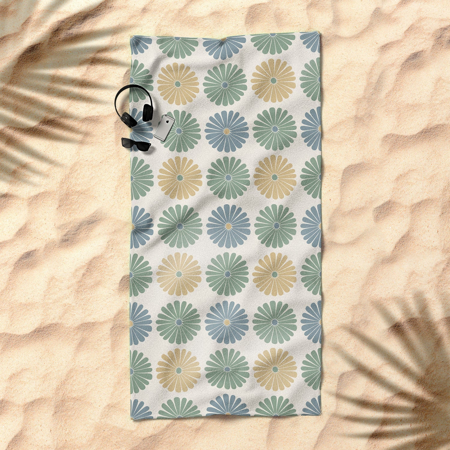 Colour Poems Daisy Pattern Multicolor I Beach Towel