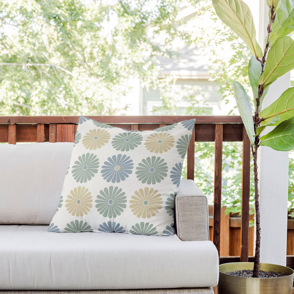 Colour Poems Daisy Pattern Multicolor I Outdoor Throw Pillow