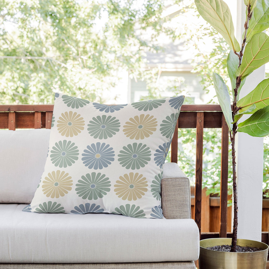 Colour Poems Daisy Pattern Multicolor I Outdoor Throw Pillow