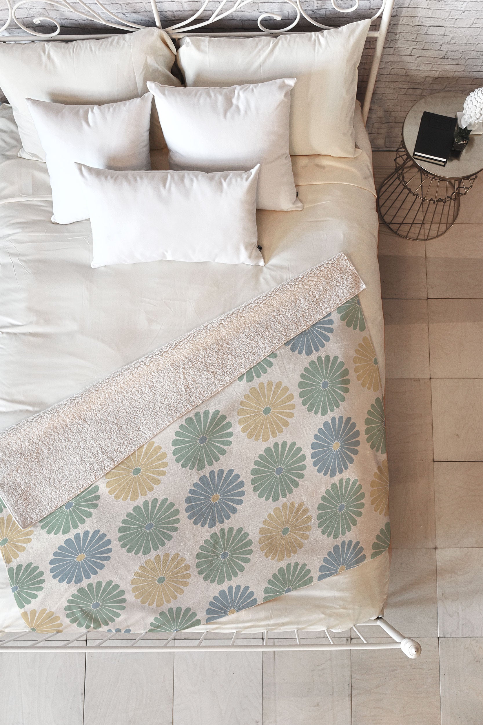 Colour Poems Daisy Pattern Multicolor I Fleece Throw Blanket