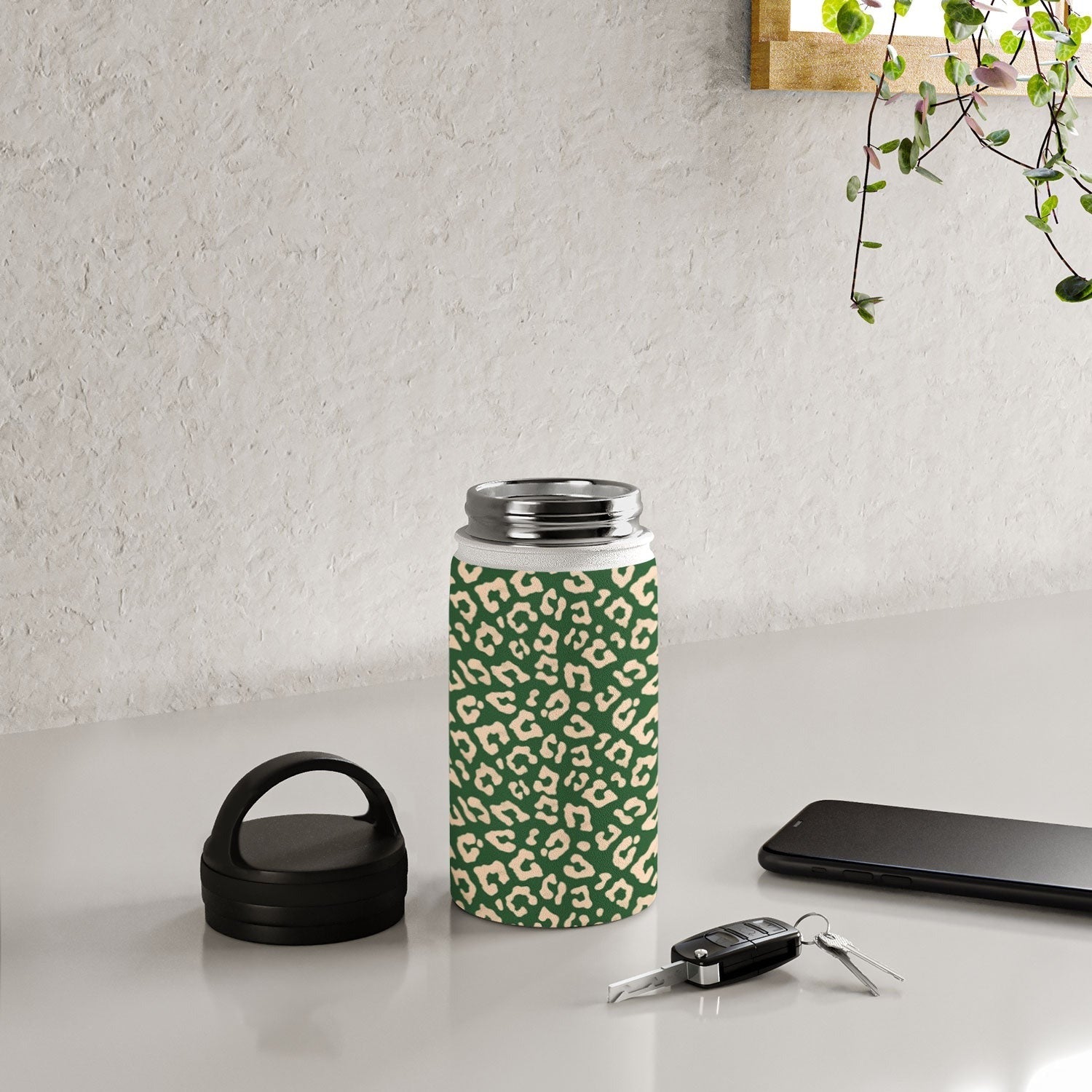 Avenie BR Cheetah Print In Green Water Bottle