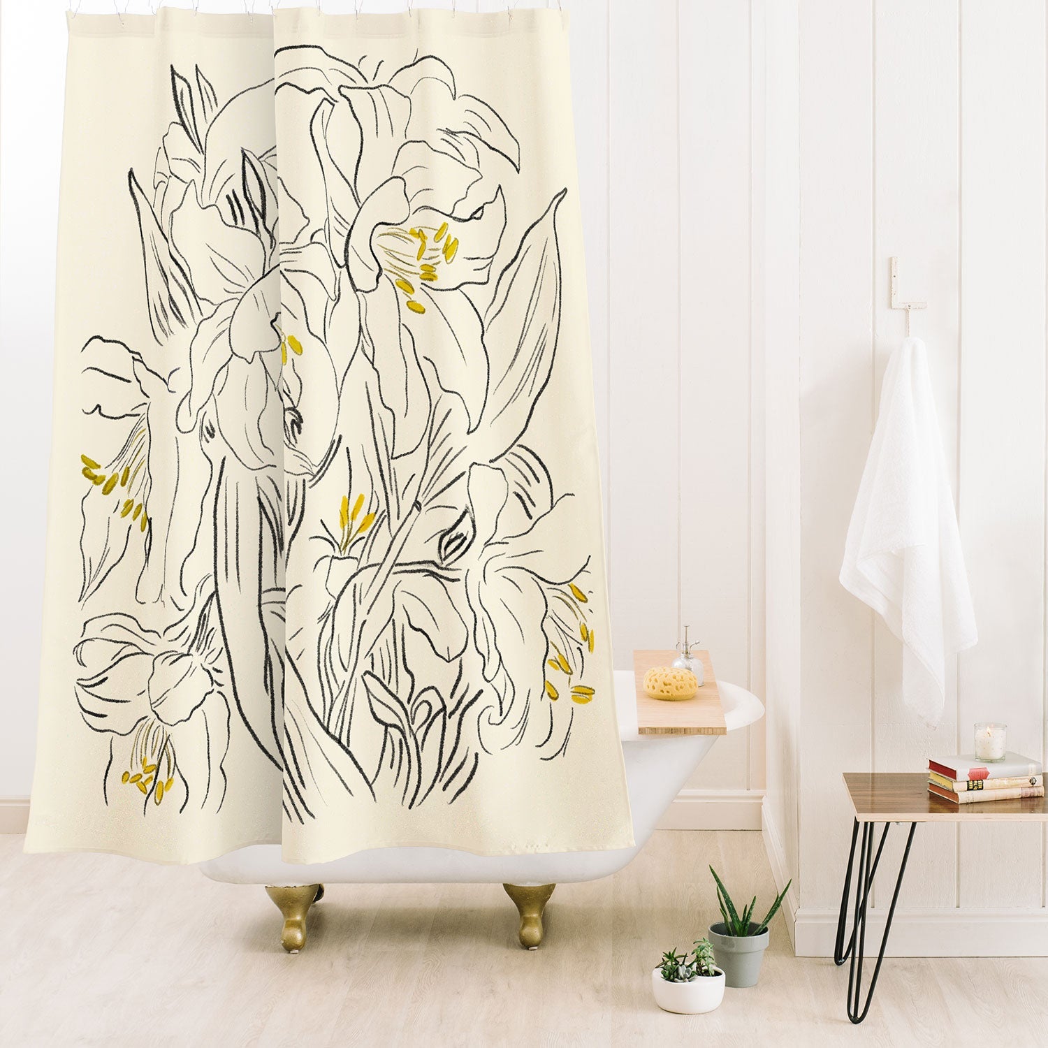 ThingDesign Minimalist Garden flowers Shower Curtain