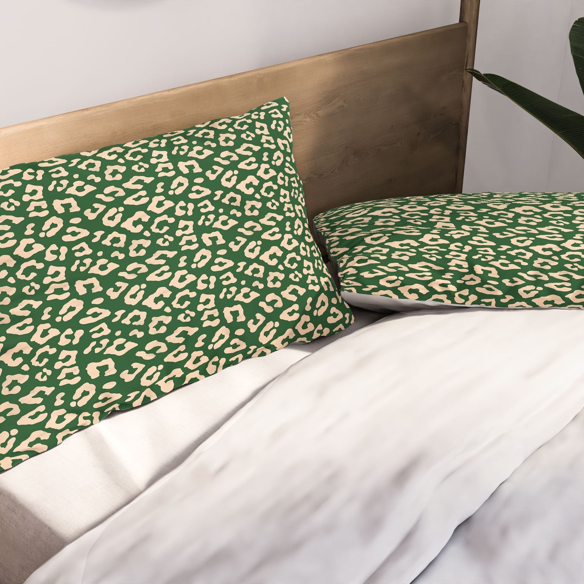 Avenie BR Cheetah Print In Green Pillow Shams
