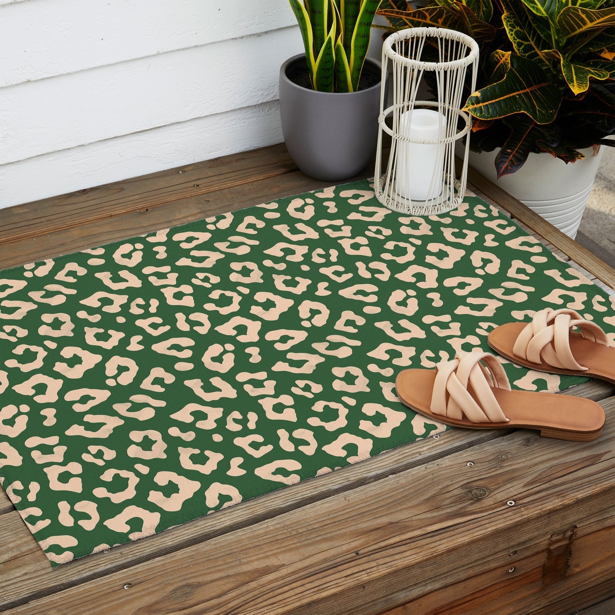 Avenie BR Cheetah Print In Green Outdoor Rug